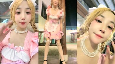 女仆裙金发辩子女神！户外激情！院子里脱下内裤尿尿，掏出奶子给你看，厕所脱光光，极度淫骚