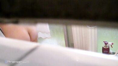 冒死爬窗偷窥白白嫩嫩的少妇洗澡